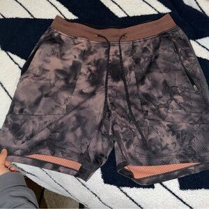 lululemon athletica textured tech liner-less. Diamond dye warm color. Men’s med